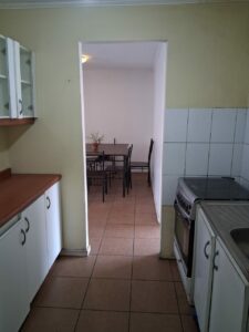 Dormitorio en segundo piso de casa en Talca con buena iluminación.