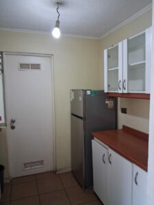 Vista frontal de casa con cerco y antejardín en Talca.