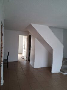 Sala de estar y pasillo principal en casa en Talca.