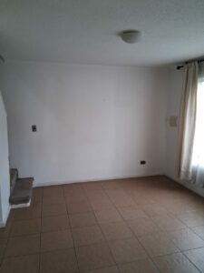 Cocina independiente equipada en vivienda de Talca.